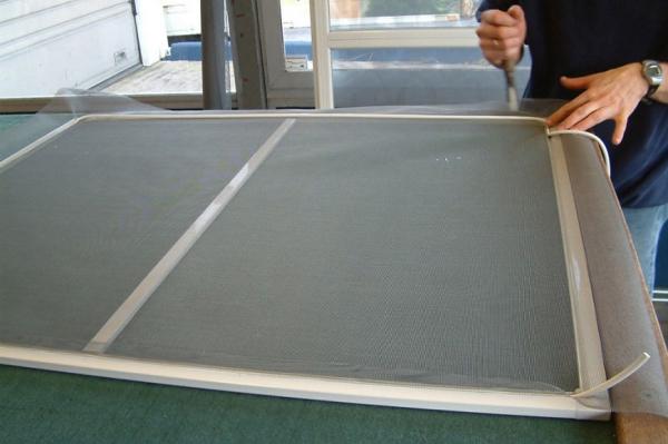 Как поменять москитную сетку в рамке своими руками (3 способа + видео) Как поменять москитную сетку в рамке своими руками (3 способа + видео)