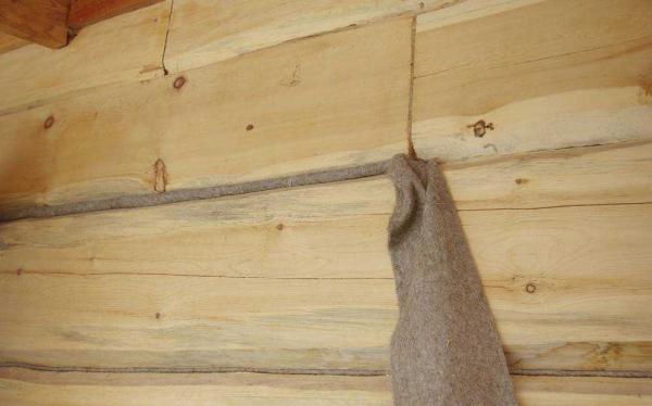 Инструкция по конопатке дома из бруса: лучшие утеплители для выбора Инструкция по конопатке дома из бруса: лучшие утеплители для выбора