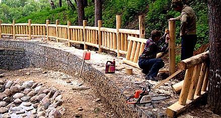 Строительство деревянных заборов из бруса Строительство деревянных заборов из бруса