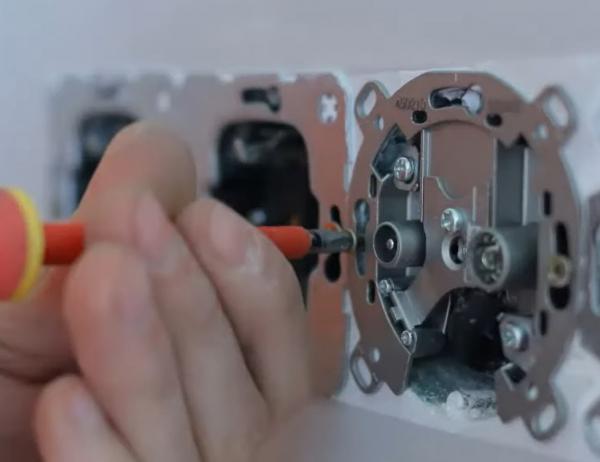 Электромонтаж с нуля: пошаговая установка розеток Электромонтаж с нуля: пошаговая установка розеток