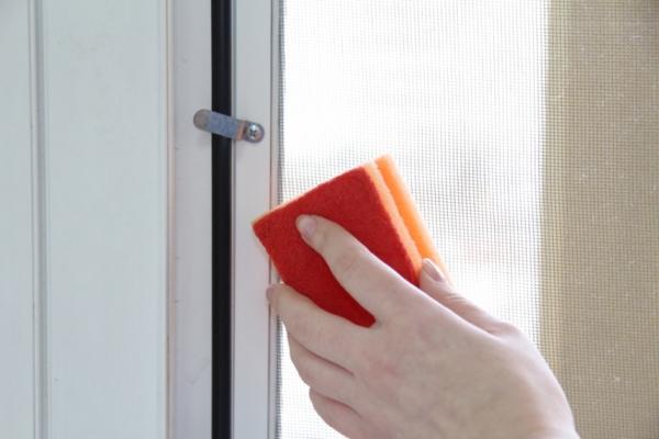 Как поменять москитную сетку в рамке своими руками (3 способа + видео) Как поменять москитную сетку в рамке своими руками (3 способа + видео)