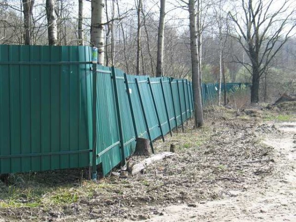 Забор из профлиста своими руками: пошаговый фотоотчет Забор из профлиста своими руками: пошаговый фотоотчет