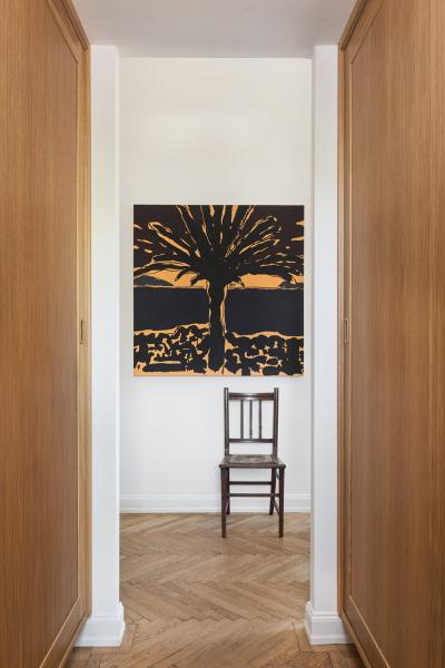 Без штор, но с книгами: светлый современный интерьер в риме Без штор, но с книгами: светлый современный интерьер в риме