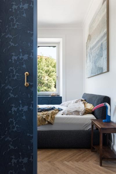 Без штор, но с книгами: светлый современный интерьер в риме Без штор, но с книгами: светлый современный интерьер в риме