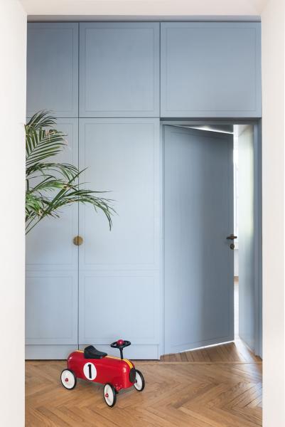 Без штор, но с книгами: светлый современный интерьер в риме Без штор, но с книгами: светлый современный интерьер в риме