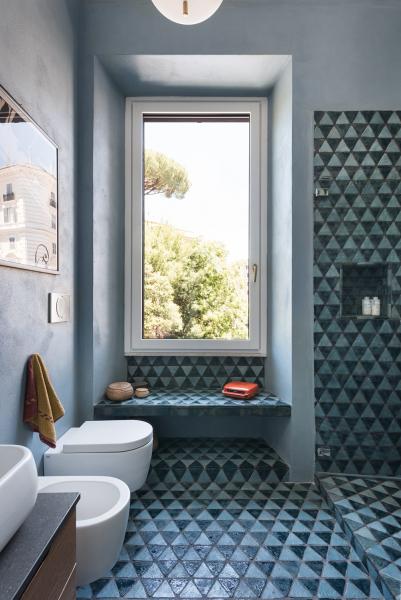 Без штор, но с книгами: светлый современный интерьер в риме Без штор, но с книгами: светлый современный интерьер в риме