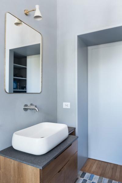 Без штор, но с книгами: светлый современный интерьер в риме Без штор, но с книгами: светлый современный интерьер в риме