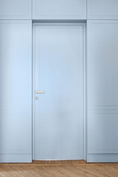 Без штор, но с книгами: светлый современный интерьер в риме Без штор, но с книгами: светлый современный интерьер в риме