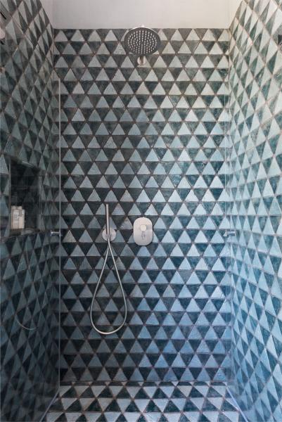 Без штор, но с книгами: светлый современный интерьер в риме Без штор, но с книгами: светлый современный интерьер в риме