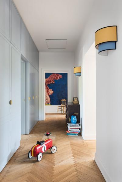 Без штор, но с книгами: светлый современный интерьер в риме Без штор, но с книгами: светлый современный интерьер в риме