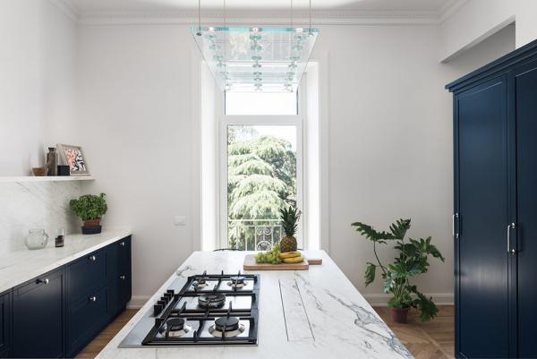 Без штор, но с книгами: светлый современный интерьер в риме Без штор, но с книгами: светлый современный интерьер в риме