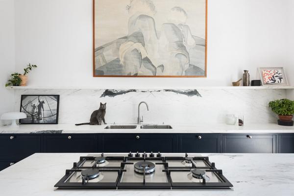 Без штор, но с книгами: светлый современный интерьер в риме Без штор, но с книгами: светлый современный интерьер в риме