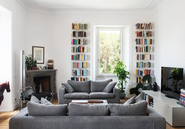 Без штор, но с книгами: светлый современный интерьер в риме Без штор, но с книгами: светлый современный интерьер в риме