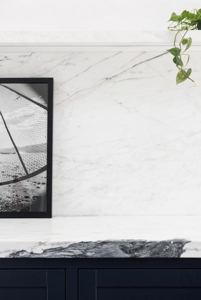 Без штор, но с книгами: светлый современный интерьер в риме Без штор, но с книгами: светлый современный интерьер в риме