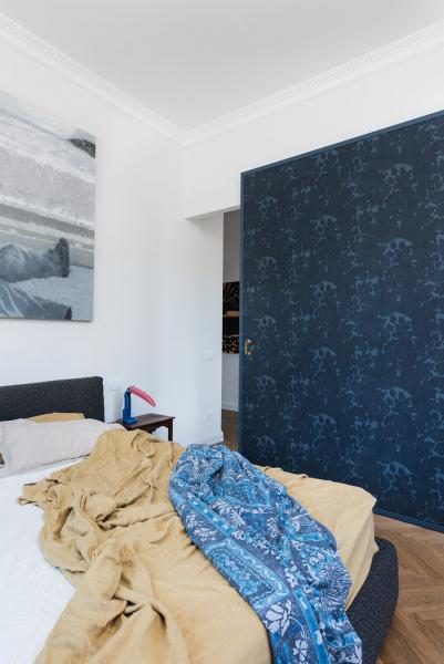 Без штор, но с книгами: светлый современный интерьер в риме Без штор, но с книгами: светлый современный интерьер в риме