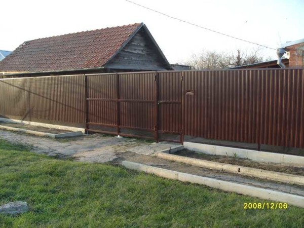 Забор из профлиста своими руками: пошаговый фотоотчет Забор из профлиста своими руками: пошаговый фотоотчет