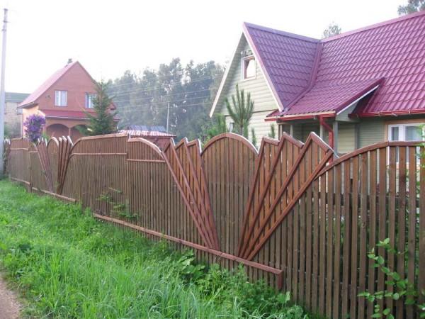 Решаем каким сделать забор из дерева Решаем каким сделать забор из дерева
