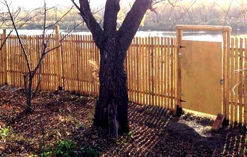 Установка забора из березовых карандашей Установка забора из березовых карандашей