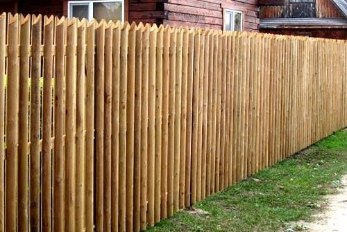 Установка забора из березовых карандашей Установка забора из березовых карандашей