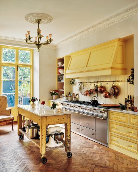 Красочная английская сказка в доме автора кулинарных книг в лондоне Красочная английская сказка в доме автора кулинарных книг в лондоне