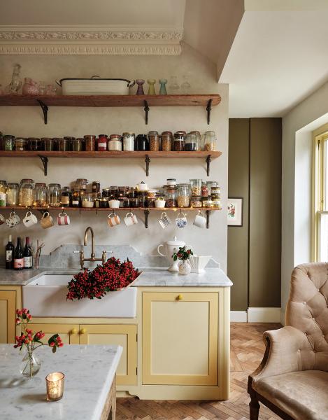 Красочная английская сказка в доме автора кулинарных книг в лондоне Красочная английская сказка в доме автора кулинарных книг в лондоне