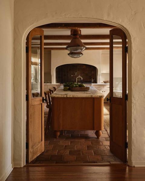 Мягкий интерьер вне времени для испанской виллы в калифорнии Мягкий интерьер вне времени для испанской виллы в калифорнии