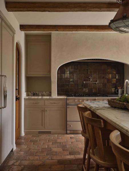 Мягкий интерьер вне времени для испанской виллы в калифорнии Мягкий интерьер вне времени для испанской виллы в калифорнии