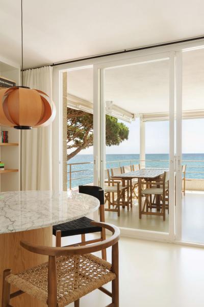 Вдохновляющая белая квартира на пляже в испании Вдохновляющая белая квартира на пляже в испании