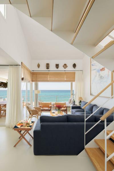 Вдохновляющая белая квартира на пляже в испании Вдохновляющая белая квартира на пляже в испании