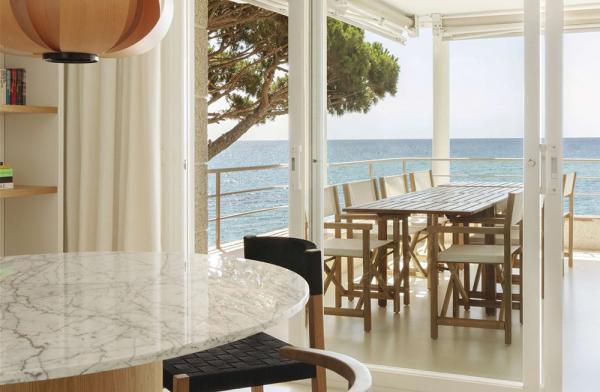 Вдохновляющая белая квартира на пляже в испании Вдохновляющая белая квартира на пляже в испании