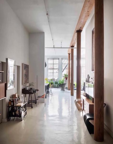 Впечатляющая высота потолков и живые растения: лофт коллекционера на манхеттене Впечатляющая высота потолков и живые растения: лофт коллекционера на манхеттене