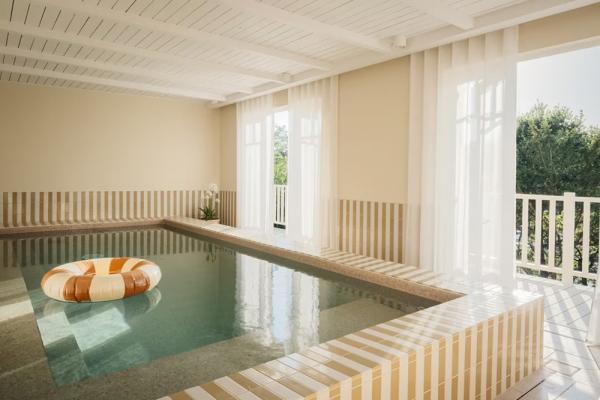 Залитый солнцем жизнерадостный интерьер прекрасной виллы на атлантическом побережье франции Залитый солнцем жизнерадостный интерьер прекрасной виллы на атлантическом побережье франции