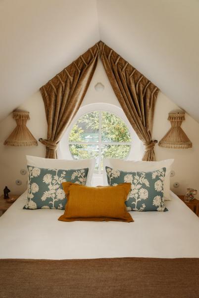 Залитый солнцем жизнерадостный интерьер прекрасной виллы на атлантическом побережье франции Залитый солнцем жизнерадостный интерьер прекрасной виллы на атлантическом побережье франции