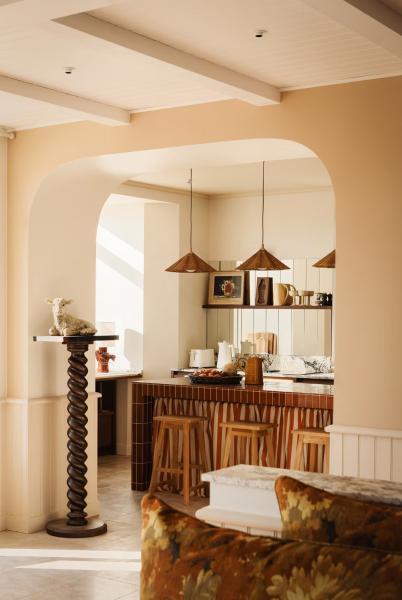 Залитый солнцем жизнерадостный интерьер прекрасной виллы на атлантическом побережье франции Залитый солнцем жизнерадостный интерьер прекрасной виллы на атлантическом побережье франции