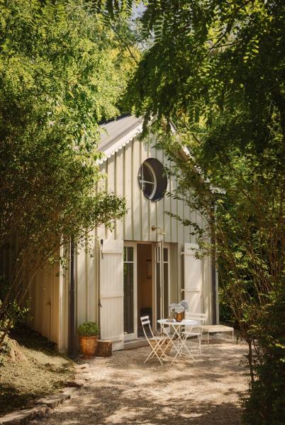 Залитый солнцем жизнерадостный интерьер прекрасной виллы на атлантическом побережье франции Залитый солнцем жизнерадостный интерьер прекрасной виллы на атлантическом побережье франции