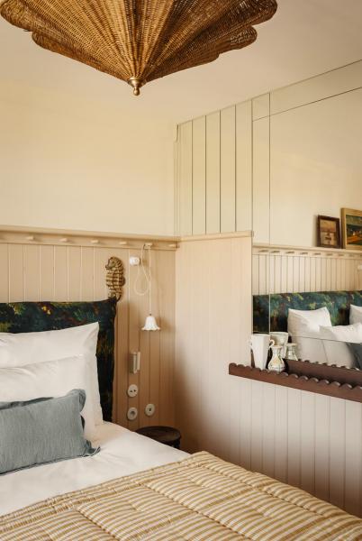 Залитый солнцем жизнерадостный интерьер прекрасной виллы на атлантическом побережье франции Залитый солнцем жизнерадостный интерьер прекрасной виллы на атлантическом побережье франции