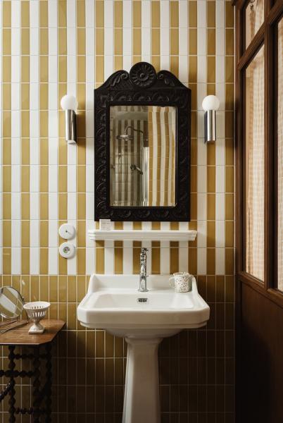 Залитый солнцем жизнерадостный интерьер прекрасной виллы на атлантическом побережье франции Залитый солнцем жизнерадостный интерьер прекрасной виллы на атлантическом побережье франции