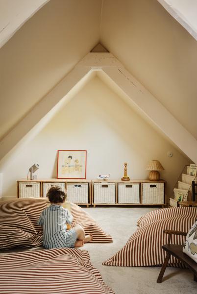 Залитый солнцем жизнерадостный интерьер прекрасной виллы на атлантическом побережье франции Залитый солнцем жизнерадостный интерьер прекрасной виллы на атлантическом побережье франции