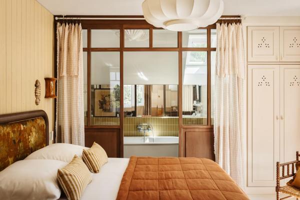 Залитый солнцем жизнерадостный интерьер прекрасной виллы на атлантическом побережье франции Залитый солнцем жизнерадостный интерьер прекрасной виллы на атлантическом побережье франции