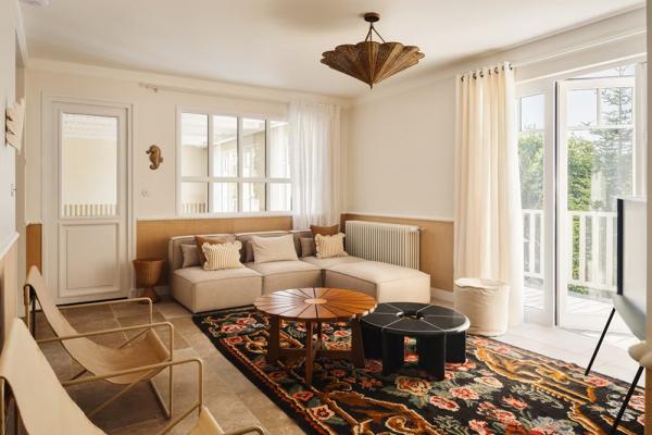 Залитый солнцем жизнерадостный интерьер прекрасной виллы на атлантическом побережье франции Залитый солнцем жизнерадостный интерьер прекрасной виллы на атлантическом побережье франции