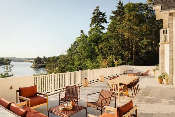 Залитый солнцем жизнерадостный интерьер прекрасной виллы на атлантическом побережье франции Залитый солнцем жизнерадостный интерьер прекрасной виллы на атлантическом побережье франции