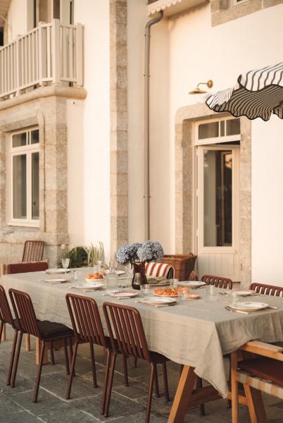 Залитый солнцем жизнерадостный интерьер прекрасной виллы на атлантическом побережье франции Залитый солнцем жизнерадостный интерьер прекрасной виллы на атлантическом побережье франции