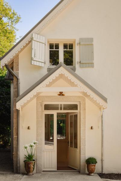 Залитый солнцем жизнерадостный интерьер прекрасной виллы на атлантическом побережье франции Залитый солнцем жизнерадостный интерьер прекрасной виллы на атлантическом побережье франции