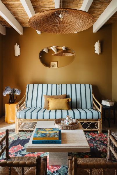 Залитый солнцем жизнерадостный интерьер прекрасной виллы на атлантическом побережье франции Залитый солнцем жизнерадостный интерьер прекрасной виллы на атлантическом побережье франции