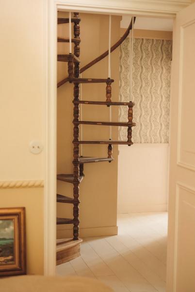 Залитый солнцем жизнерадостный интерьер прекрасной виллы на атлантическом побережье франции Залитый солнцем жизнерадостный интерьер прекрасной виллы на атлантическом побережье франции