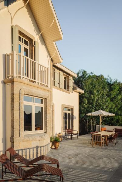 Залитый солнцем жизнерадостный интерьер прекрасной виллы на атлантическом побережье франции Залитый солнцем жизнерадостный интерьер прекрасной виллы на атлантическом побережье франции