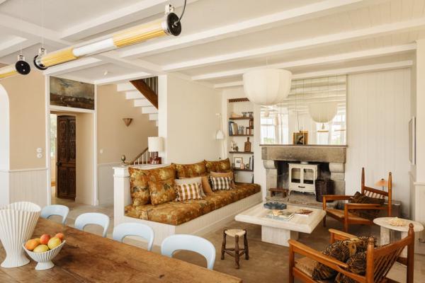 Залитый солнцем жизнерадостный интерьер прекрасной виллы на атлантическом побережье франции Залитый солнцем жизнерадостный интерьер прекрасной виллы на атлантическом побережье франции