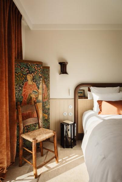 Залитый солнцем жизнерадостный интерьер прекрасной виллы на атлантическом побережье франции Залитый солнцем жизнерадостный интерьер прекрасной виллы на атлантическом побережье франции