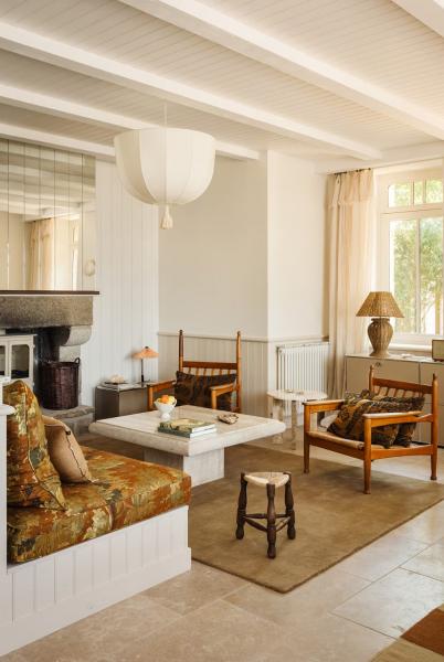 Залитый солнцем жизнерадостный интерьер прекрасной виллы на атлантическом побережье франции Залитый солнцем жизнерадостный интерьер прекрасной виллы на атлантическом побережье франции