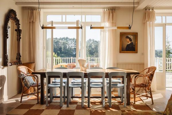 Залитый солнцем жизнерадостный интерьер прекрасной виллы на атлантическом побережье франции Залитый солнцем жизнерадостный интерьер прекрасной виллы на атлантическом побережье франции